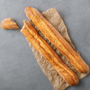 Baguette naturell - två ljusa baguetter på ett bakplåtspapper | Dahls Bageri