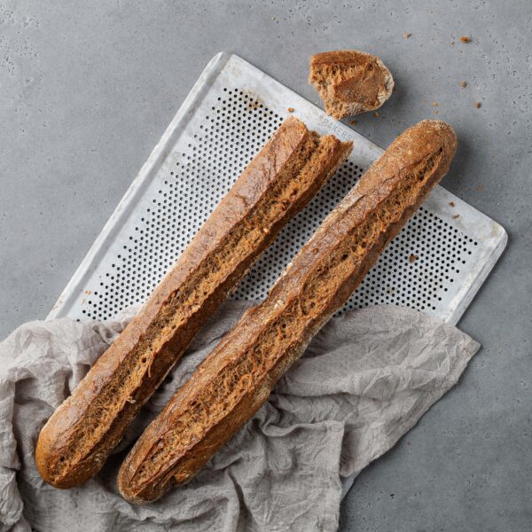 Baguette Rustique - två st mörka surdegsbaguetter på en plåt | Dahls Bageri